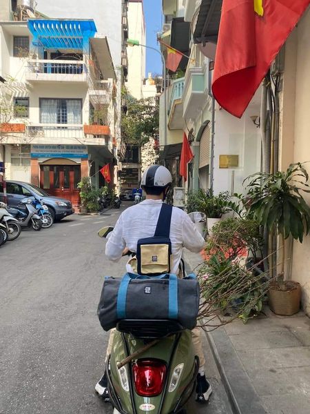 phối đồ thể thao với túi trống