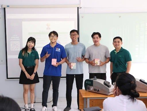 Trao quà đến các bạn sinh viên