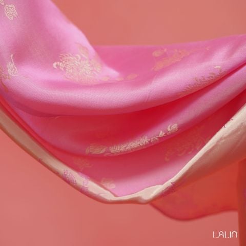 Cách bảo quản áo dài cưới tơ tằm để giữ trọn vẻ tinh khôi