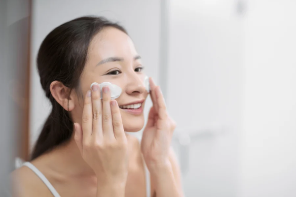 Cùng bạn khám phá: Sữa rửa mặt có tẩy trang được không?