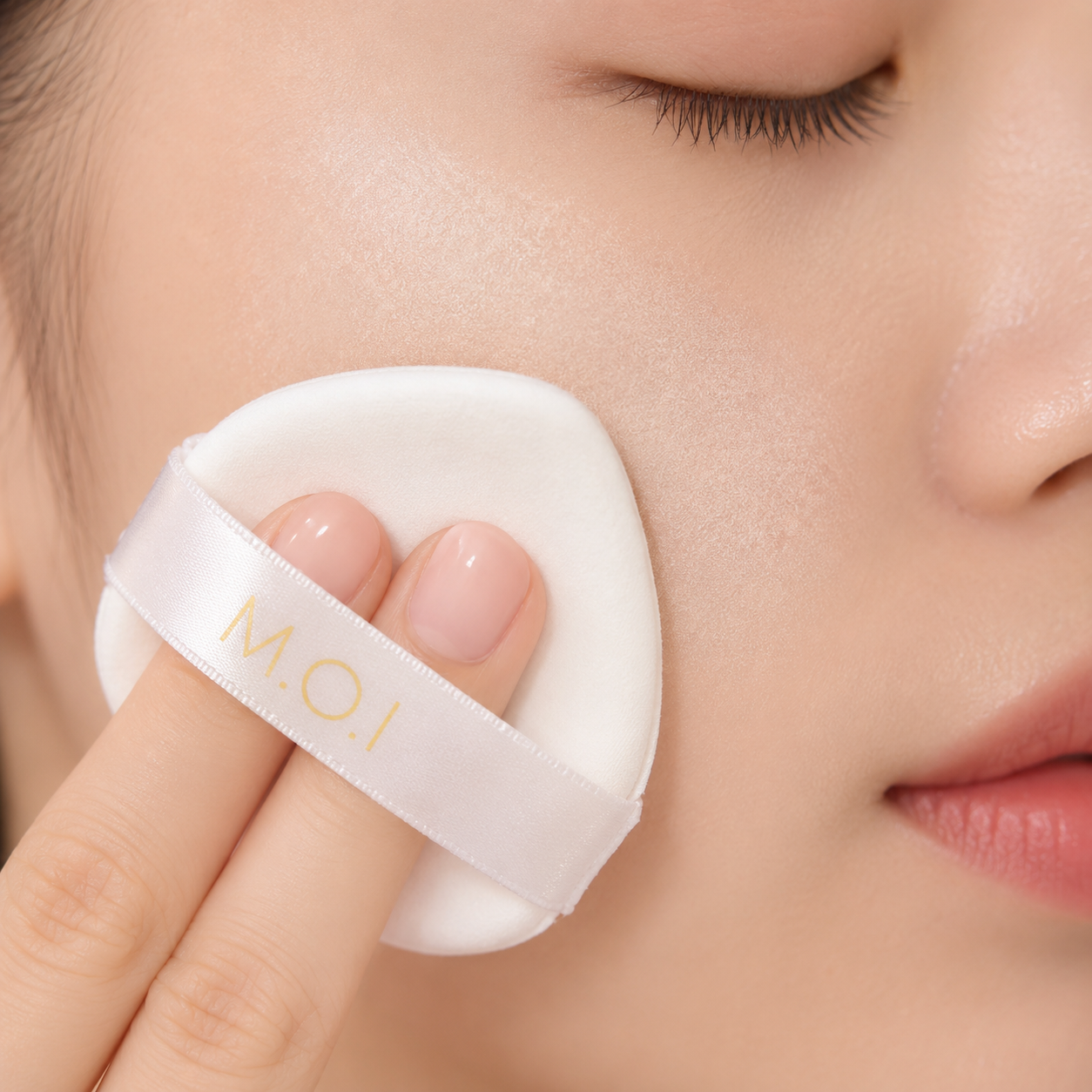 Bông phấn nhung mềm mại đi kèm giúp giảm ma sát gây ửng đỏ trên nền da nhạy cảm