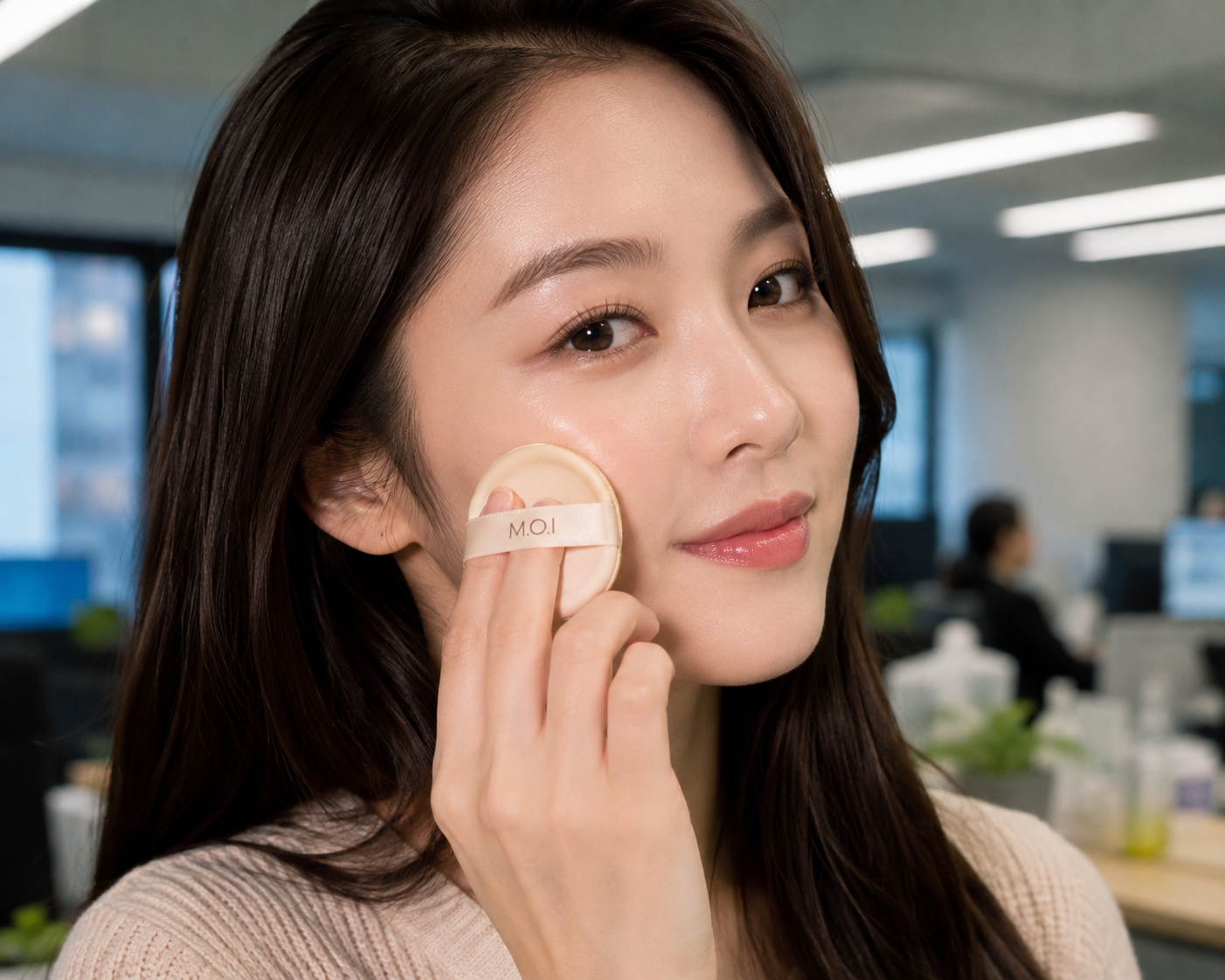 Gợi ý dùng M.O.I Premium Baby Skin Cushion cho trang điểm văn phòng