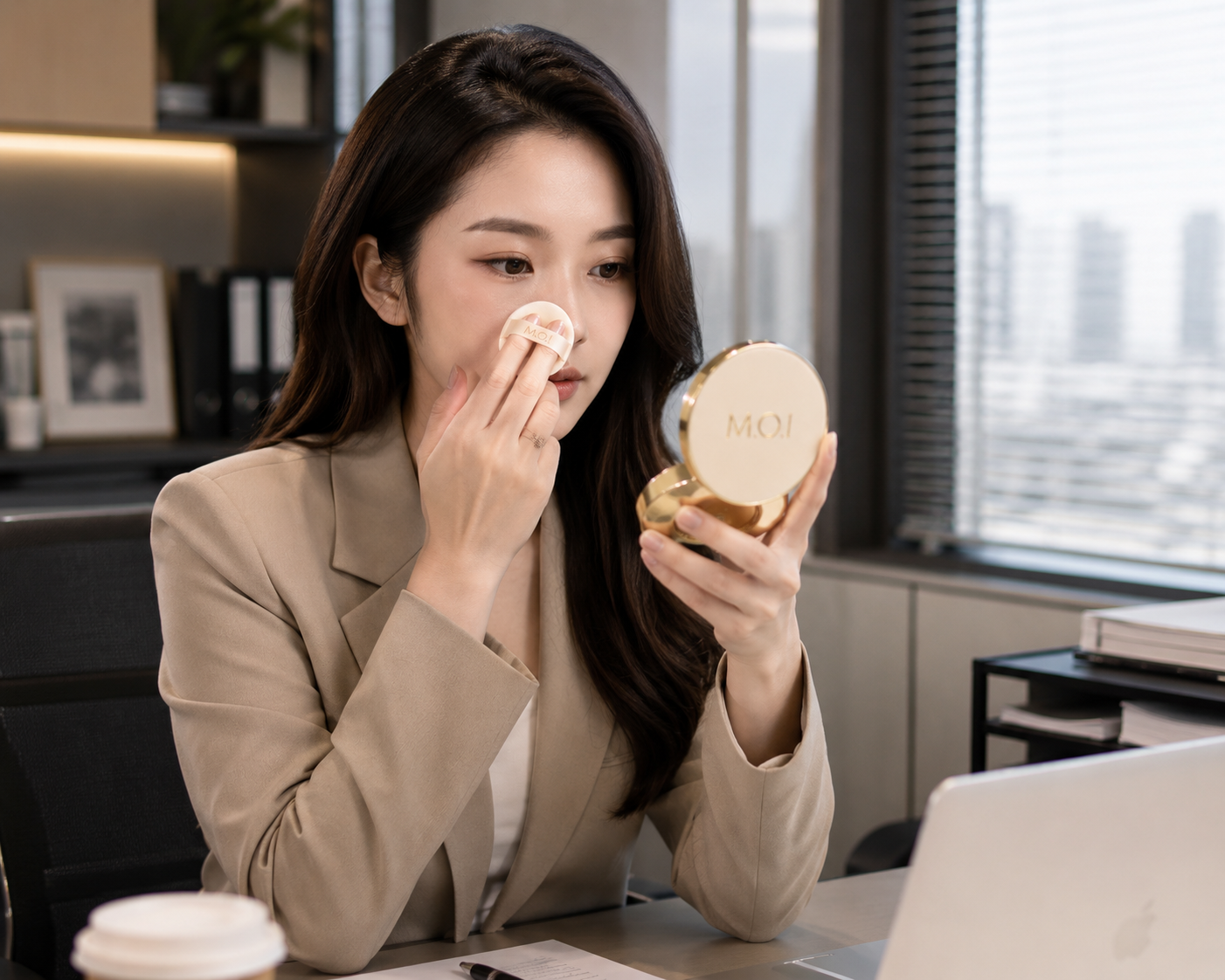 Minh họa thao tác dặm cushion mỏng bằng bông mút
