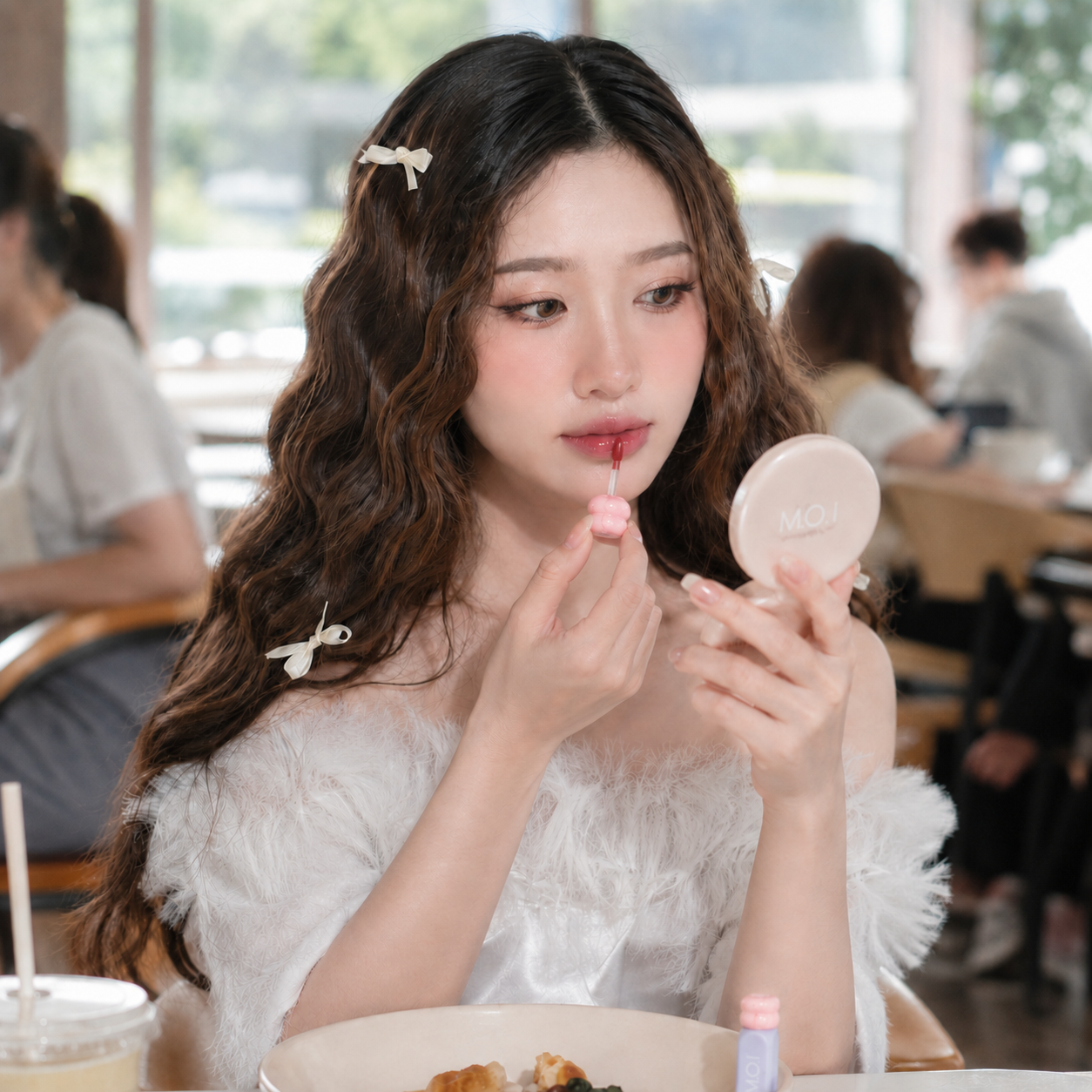 Nữ sinh viên dặm lại son tint Gummy vào lòng môi trước chiếc gương bỏ túi sau giờ nghỉ giải lao, nhanh chóng lấy lại vẻ tươi tắn