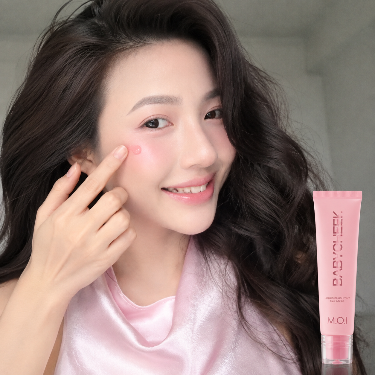 Chấm ít ở vùng cao của gò má, tán bằng động tác dặm nhẹ để giữ lớp màu mỏng và dễ kiểm soát cho da dầu mụn.