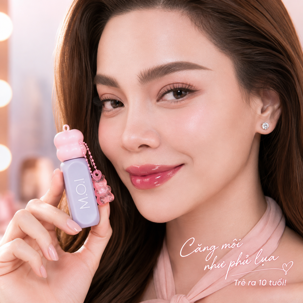 Chân dung Hồ Ngọc Hà với đôi môi căng mọng rạng rỡ như phủ lụa cùng hiệu ứng bóng trong veo của Son Tint Bóng Gummy M.O.I