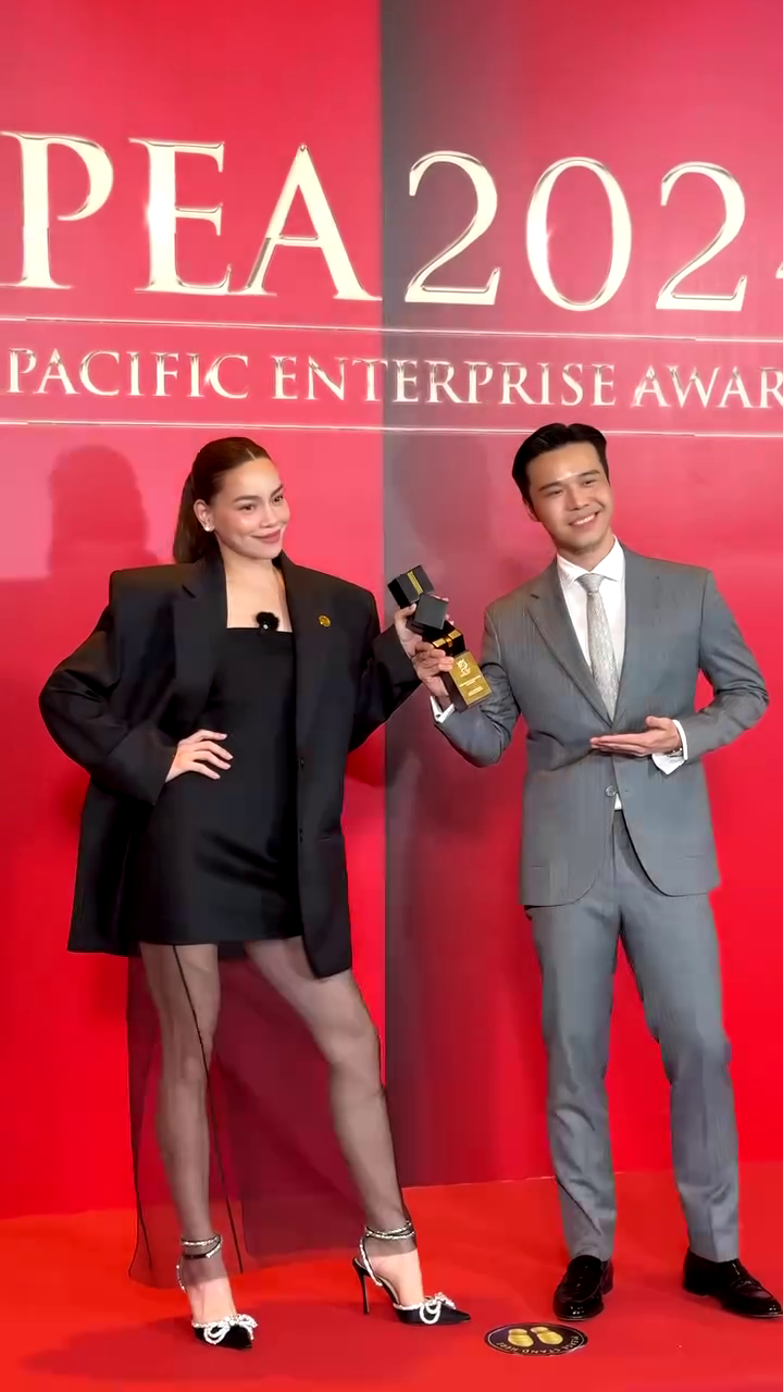 Co-Founder Hồ Ngọc Hà và CEO Lâm Thành Kim tự hào nâng cúp giải thưởng APEA 2024 của M.O.I Cosmetics