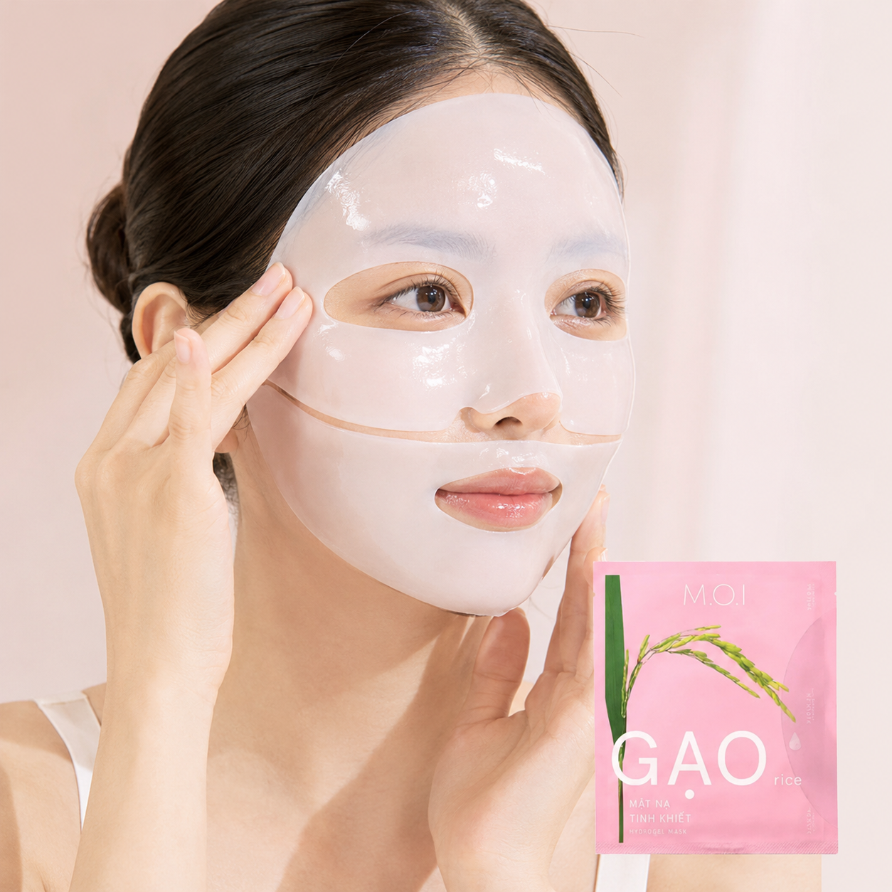 Thiết kế mặt nạ hydrogel 2 mảnh rời rạc ôm sát trọn vẹn từng đường nét khuôn mặt, hạn chế bọt khí và bám dính chắc chắn khi vận động.