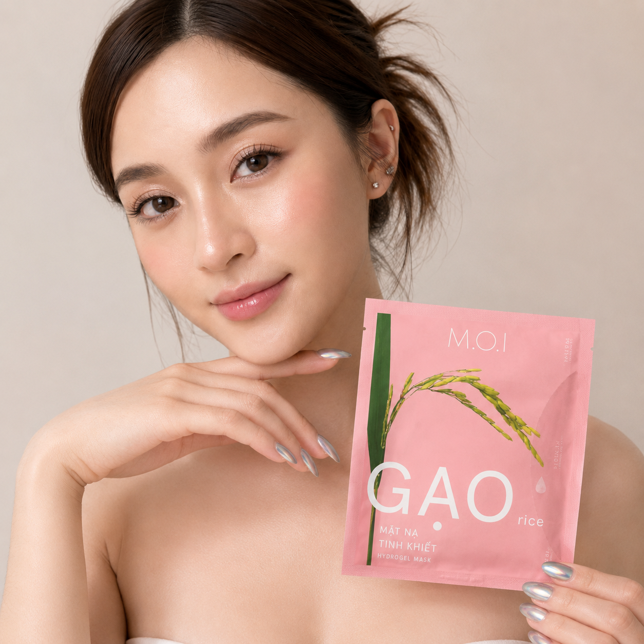 Bề mặt da ẩm mượt sau khi đắp mặt nạ gạo hydrogel giúp lớp nền cushion bám mịn màng, không bị mốc phấn hay đọng rãnh suốt ngày dài.