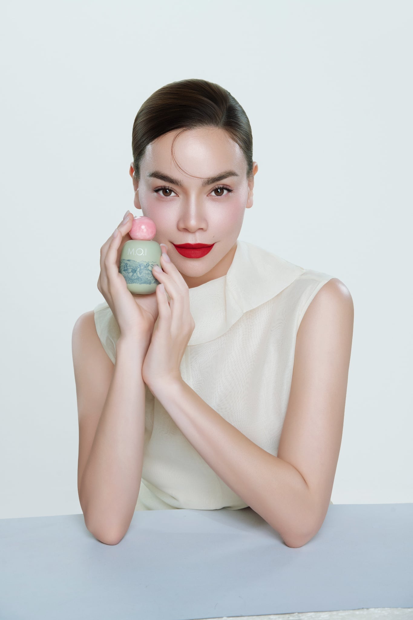Hồ Ngọc Hà bên kiệt tác nước hoa và gốm sứ Minh Long Trà Hoa Viên M.O.I Cosmetics