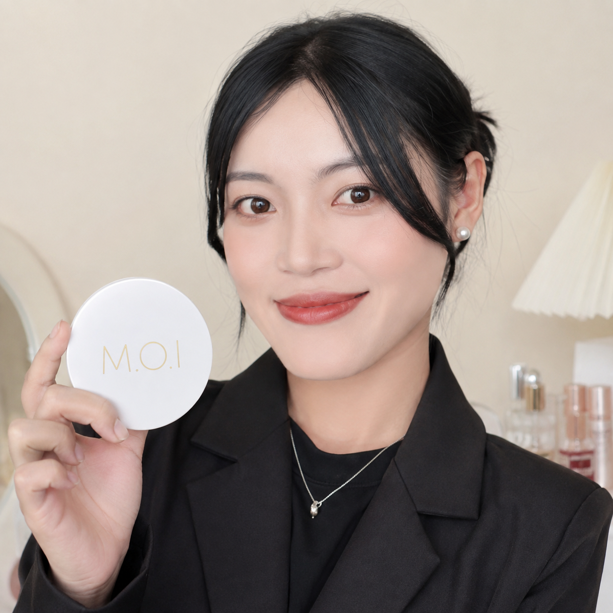 Làn da nhạy cảm sau khi phủ lớp phấn mỏng nhẹ giữ được cảm giác ráo mịn, thông thoáng