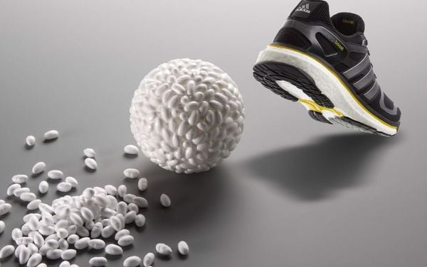 Hàng ngàn hạt TPU liên kết chặt chẽ tạo nên bộ đế giữa adidas Boost huyền thoại