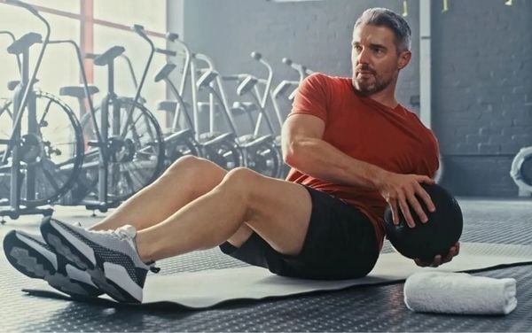 Áo tập gym co giãn tối đa chiều