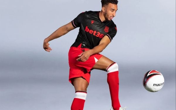 Cầu thủ mặc áo bóng đá