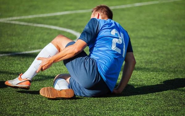 Cầu thủ bị chấn thương trên sân