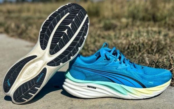Giày chạy bộ Puma Velocity Nitro 4 màu xanh đặt trên vỉa hè
