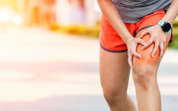 Runner bị đau chân do mang sai giày khi chạy bộ