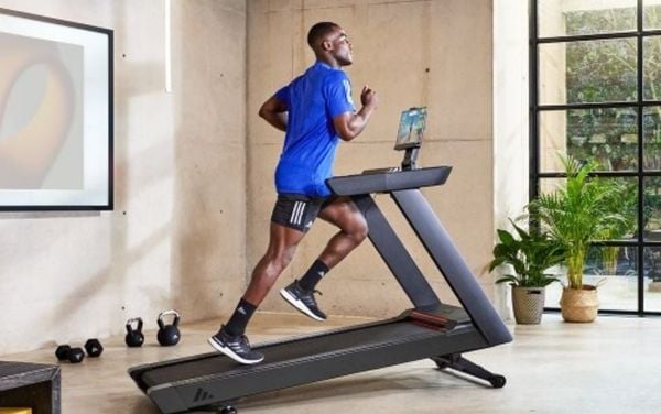 Quần chạy bộ nam linh hoạt trên máy chạy bộ