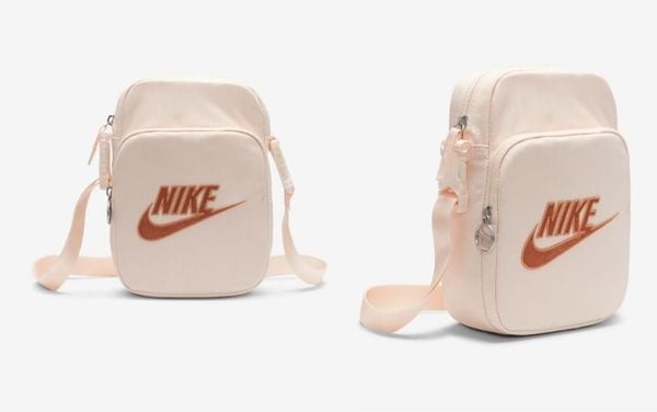 Túi đeo chéo Nike Heritage màu hồng có logo Swoosh nổi bật