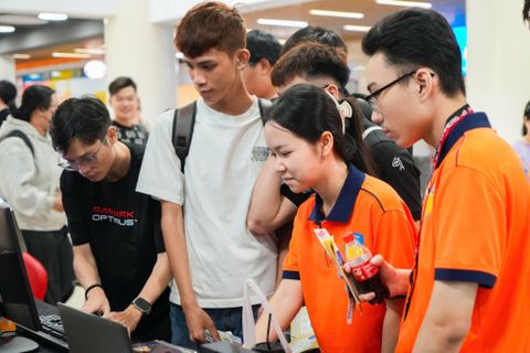VTCOM x HUTECH – Newbies Say Hi 2026: Bùng Nổ Không Khí Công Nghệ Tại Thu Duc Campus
