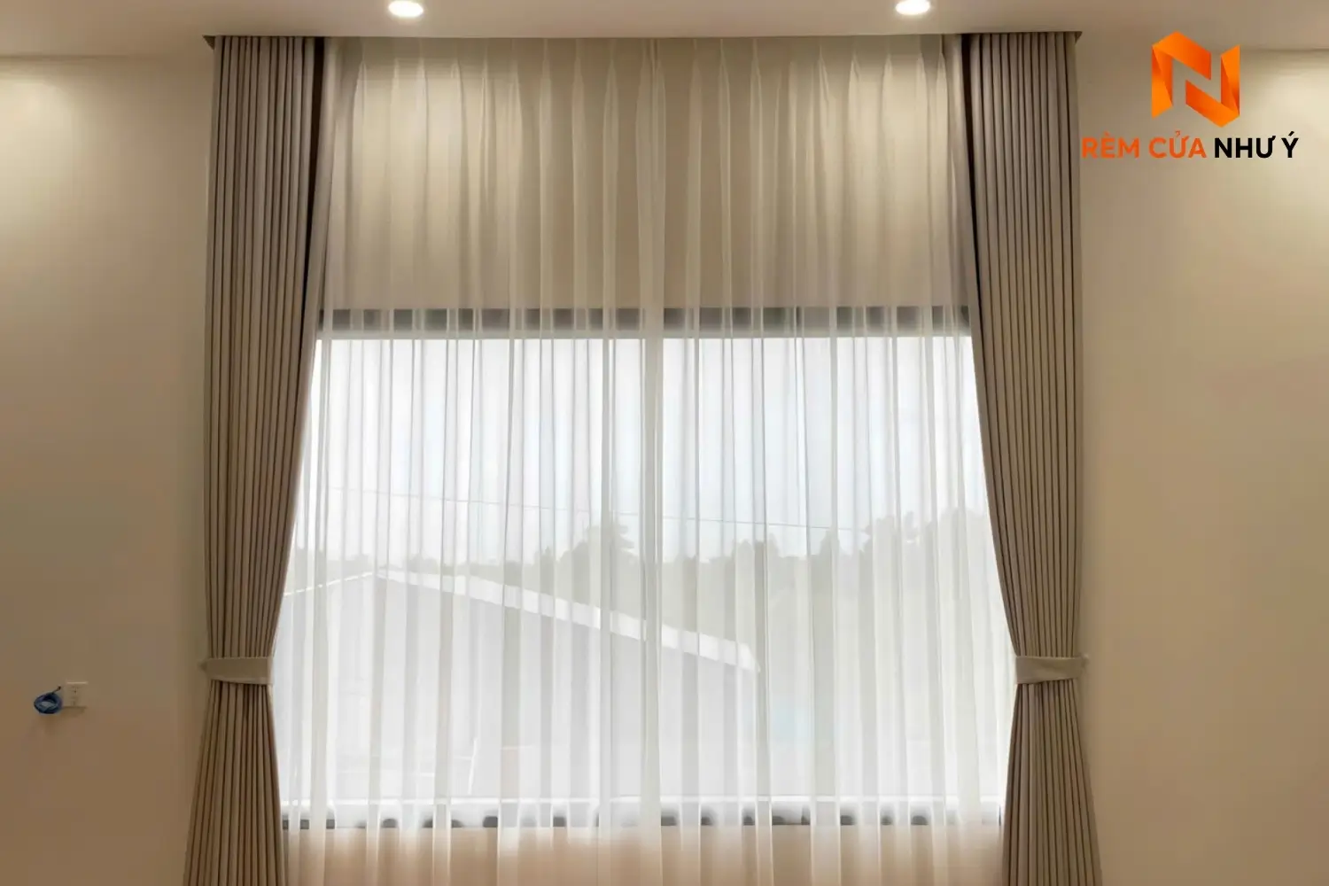 Rèm vải voan NY04 nhập khẩu tạo điểm nhấn mềm mại, điều tiết ánh sáng dịu nhẹ cho phòng khách.