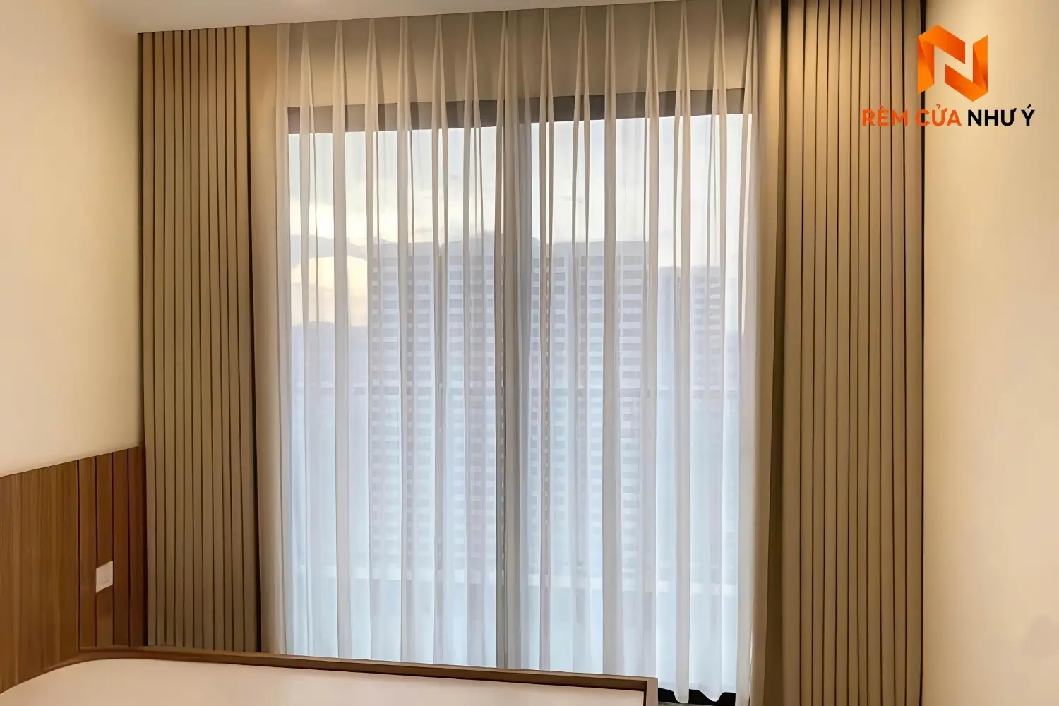 Mẫu voan NY04 dệt khít giữ phom sóng rủ bồng bồng khi kết hợp hệ rèm 2 lớp phòng ngủ.