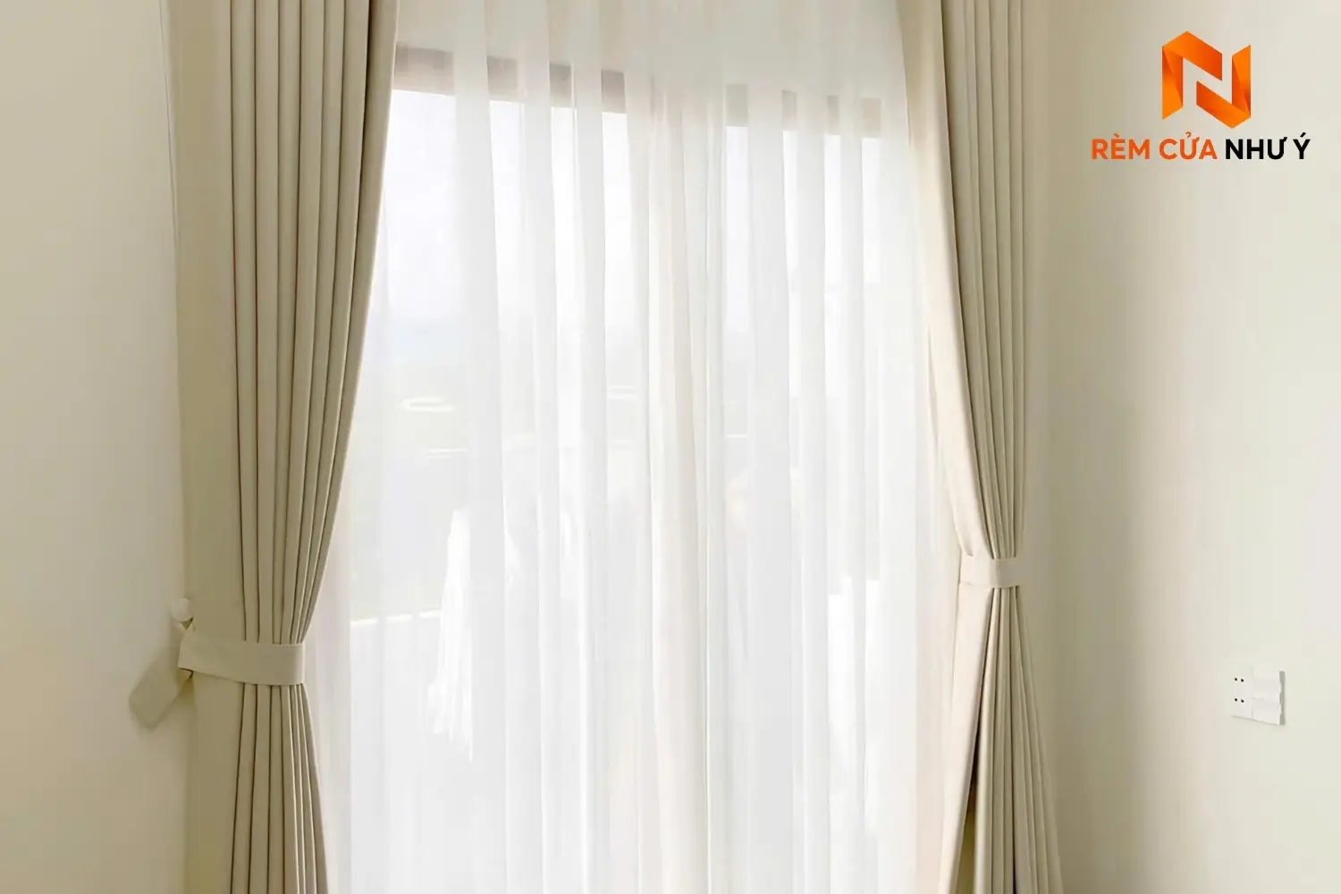 Bề mặt sợi dệt của rèm voan NY04 mịn màng, chống bám bụi bẩn và chống nhăn rất tốt.