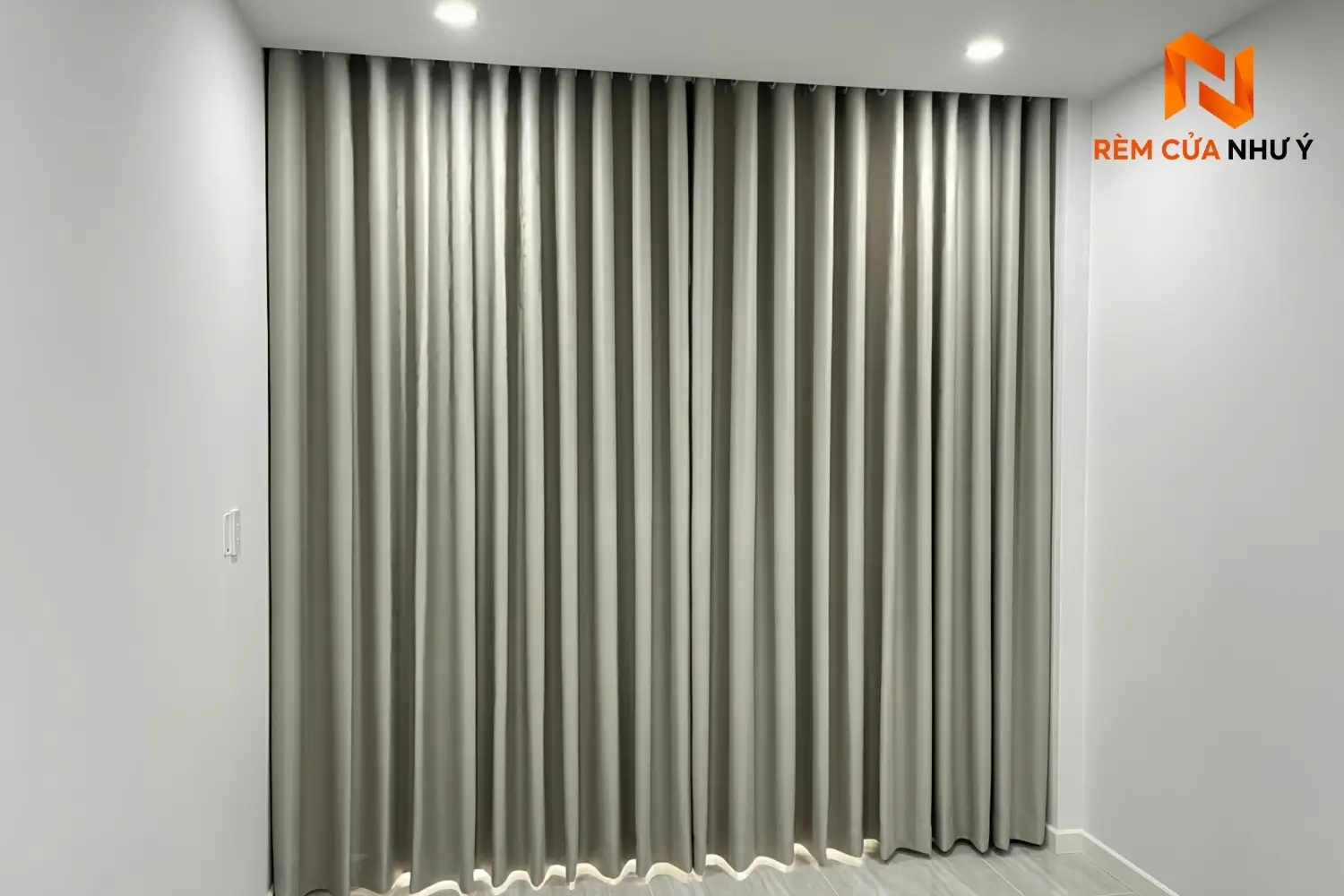 Rèm vải nhà phố NY01 cản sáng chống nắng vượt trội, tạo vẻ đẹp sang trọng cho phòng khách.