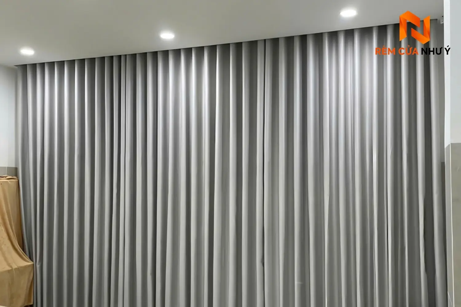 Kỹ thuật viên Như Ý Home trực tiếp đo đạc và thi công rèm vải NY02 chuẩn đẹp tại nhà phố của khách hàng.