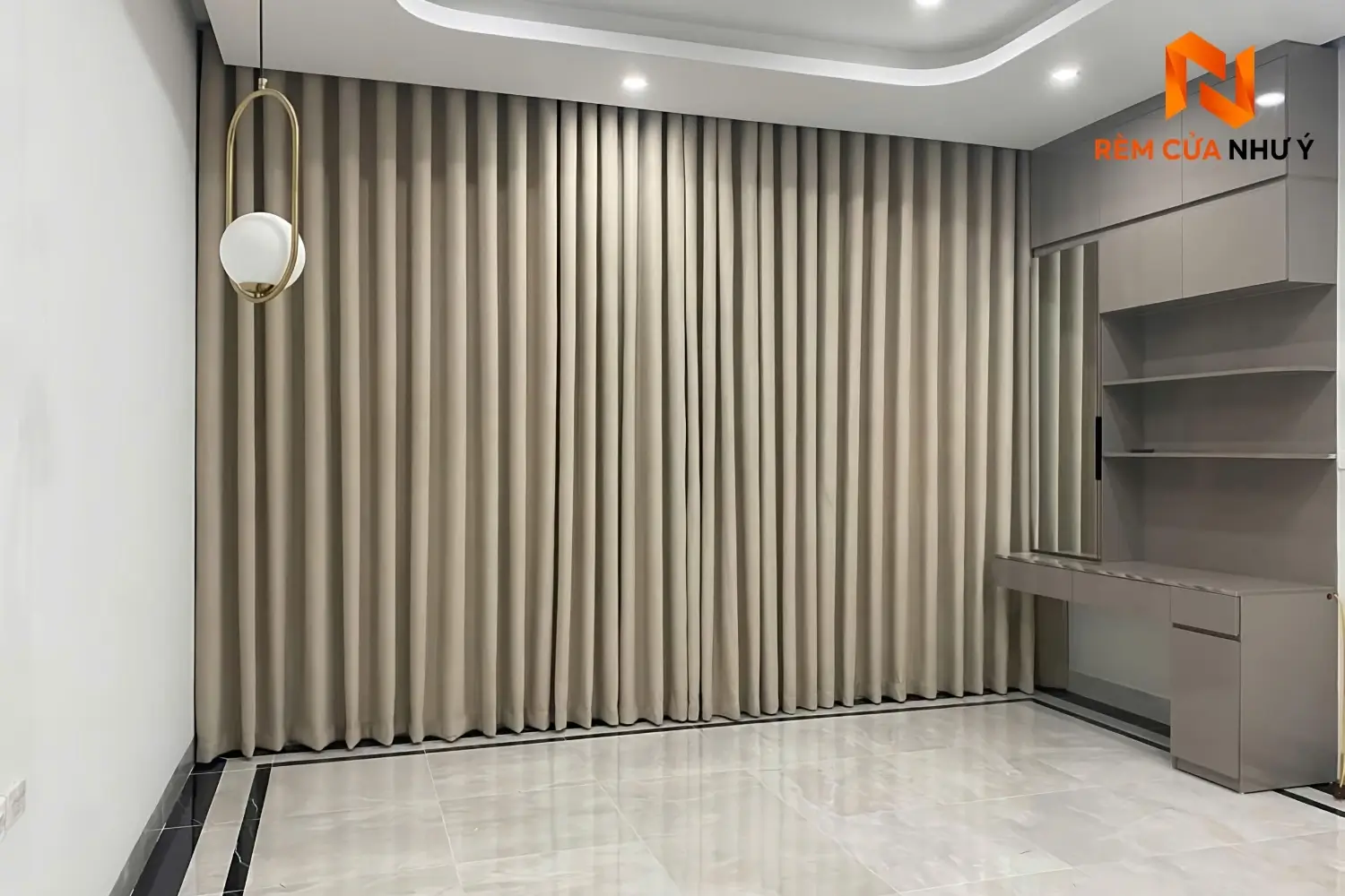 Rèm vải nhà phố NY02 cản sáng chống nắng vượt trội, tôn vinh vẻ đẹp hiện đại cho phòng khách.