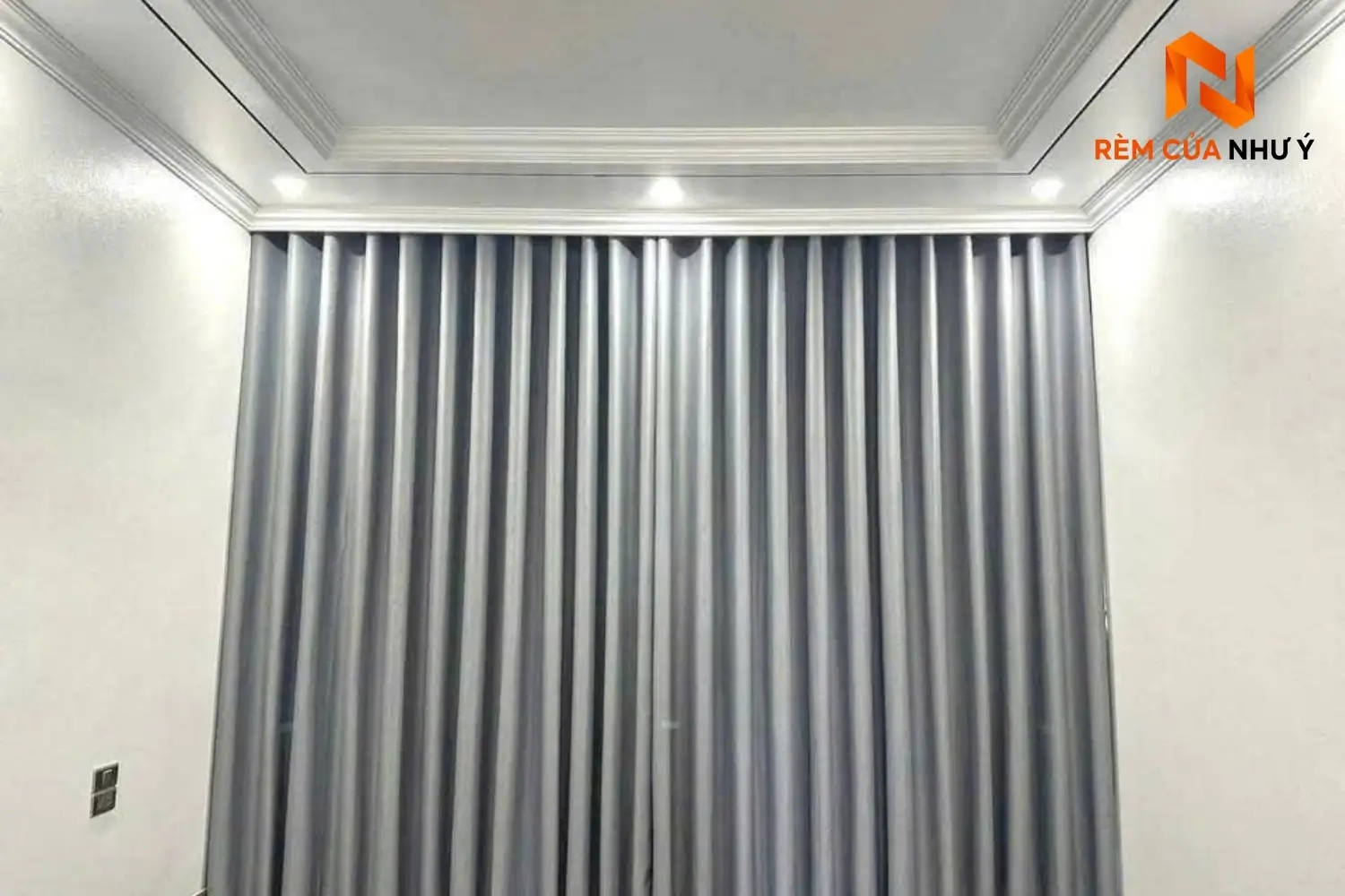 Mẫu rèm vải NY03 dệt khít dày dặn, giữ phom sóng chuẩn đẹp tạo không gian nghỉ ngơi thư thái cho phòng ngủ.