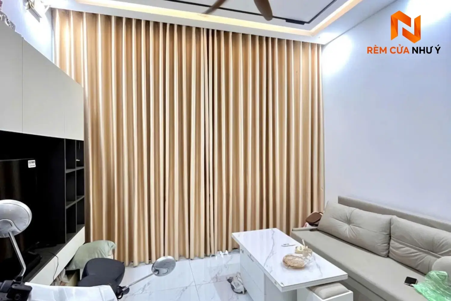 Bề mặt dệt của rèm vải NY03 dày dặn, chống bám bụi và kháng khuẩn hiệu quả.