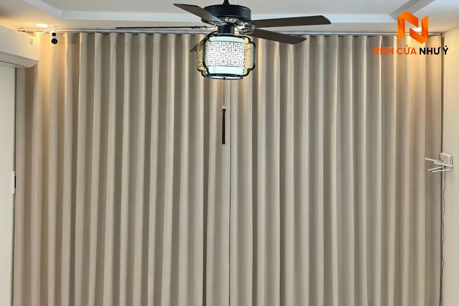 Rèm vải nhà phố NY03 cản sáng chống nóng vượt trội, tôn vinh vẻ đẹp hiện đại cho không gian phòng khách.