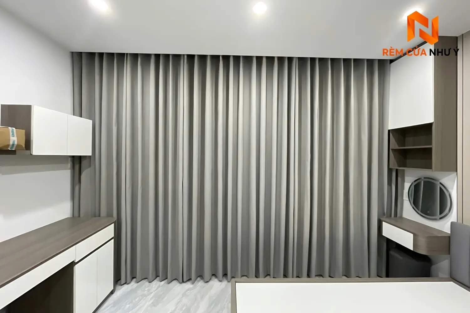Mẫu rèm vải NY04 dệt khít dày dặn, giữ phom sóng chuẩn đẹp tạo không gian nghỉ ngơi thư thái cho phòng ngủ.