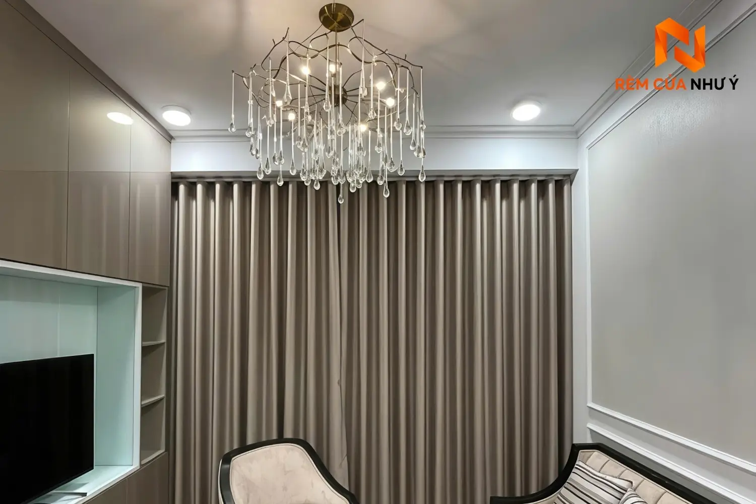 Rèm vải nhà phố NY04 cản nhiệt và chống nắng vượt trội, mang lại vẻ đẹp sang trọng cho phòng khách.