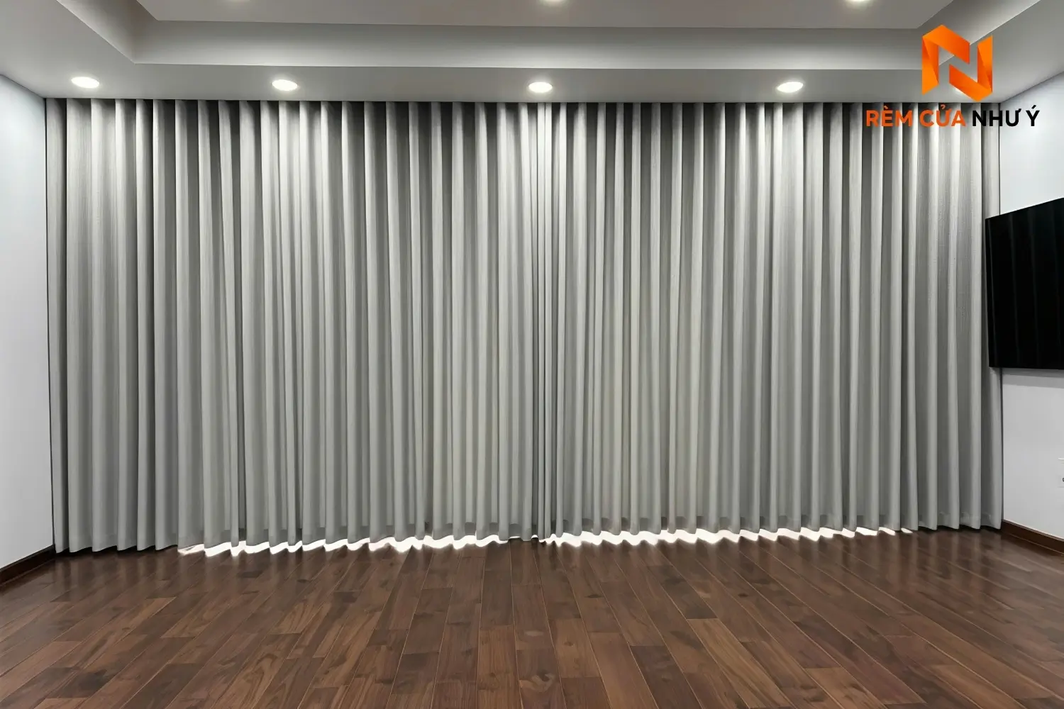 Bề mặt dệt của rèm vải NY04 dày dặn, mịn màng, chống bám bụi và kháng khuẩn hiệu quả.