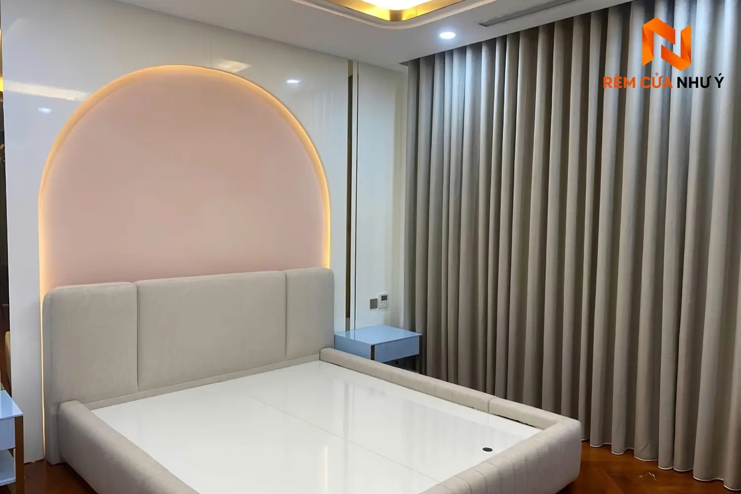 Kỹ thuật viên Như Ý Home trực tiếp đo đạc và thi công rèm vải NY04 chuẩn đẹp tại nhà phố của khách hàng.