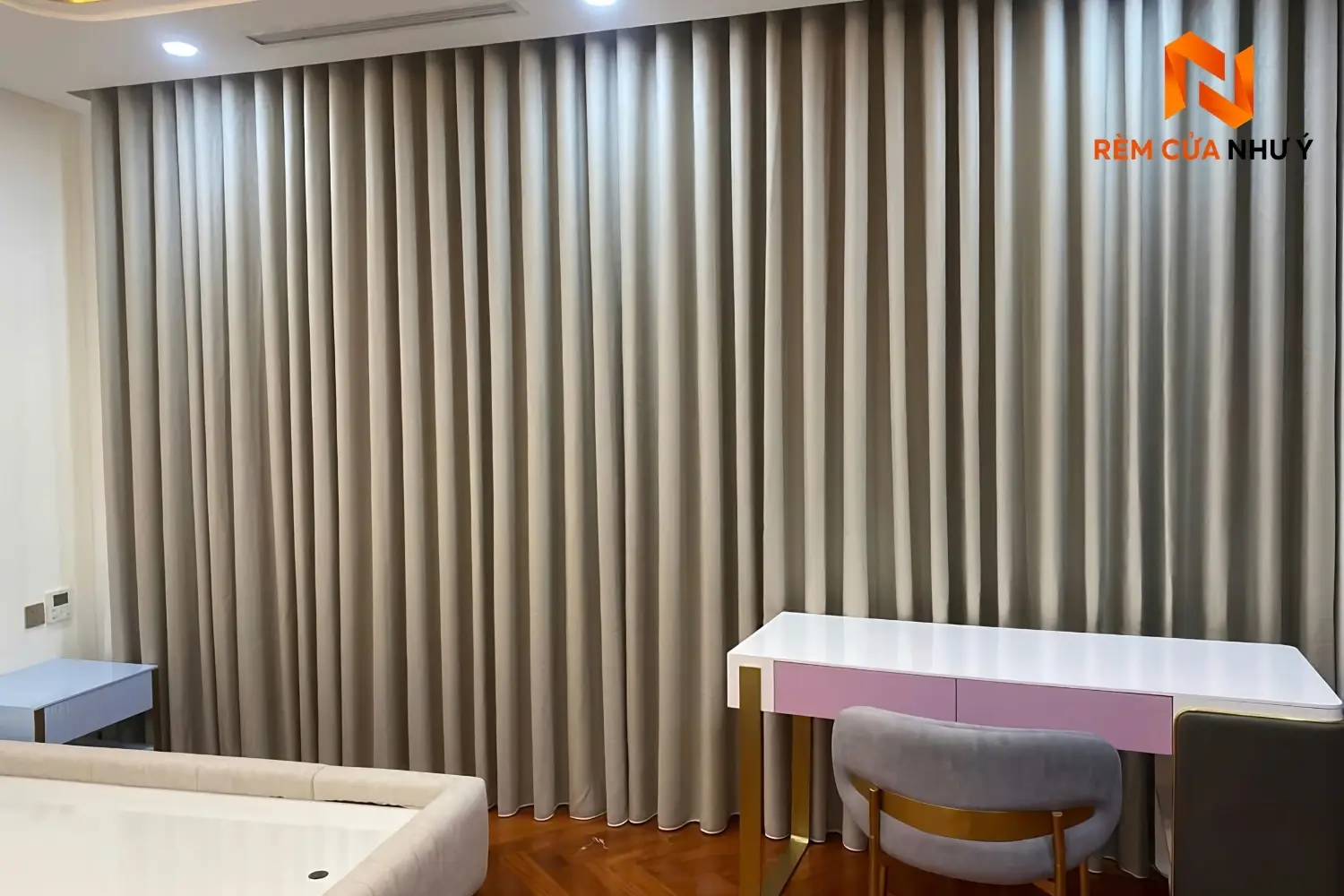 Bề mặt dệt 3 lớp của rèm vải NY05 mềm mịn, dày dặn, kháng khuẩn và chống bám bụi vượt trội.