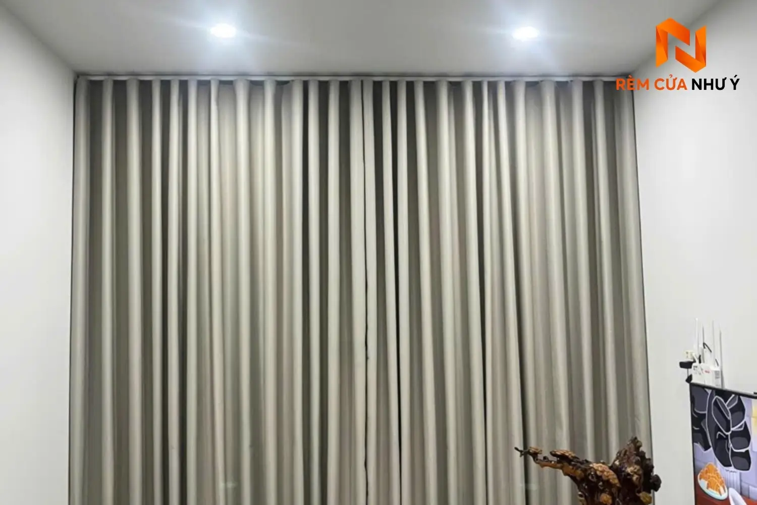 Rèm vải nhà phố NY05 cản sáng 95%, mang lại không gian mát mẻ và sang trọng cho phòng khách.