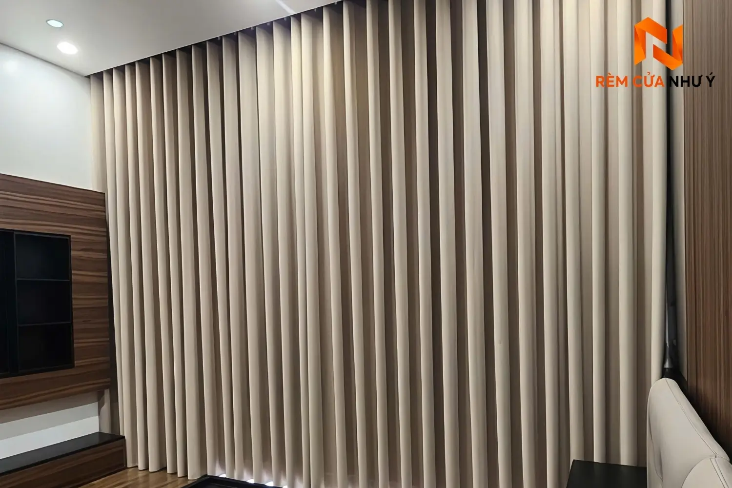 Kỹ thuật viên Như Ý Home trực tiếp đo đạc và thi công rèm vải NY05 chuẩn đẹp tại nhà phố của khách hàng.