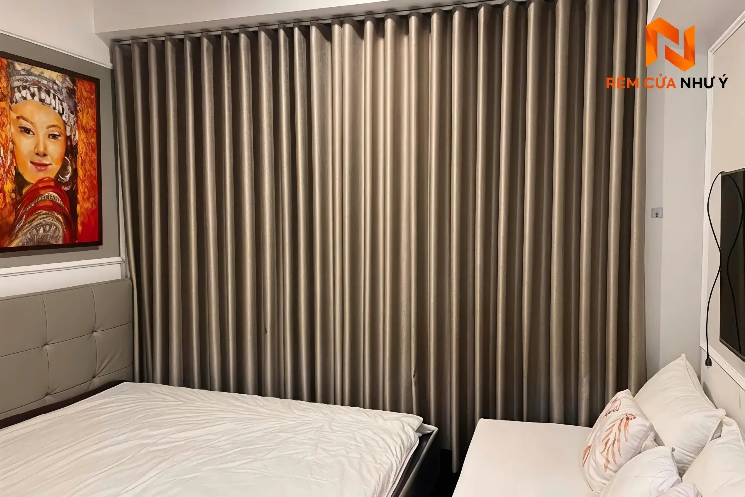 Kỹ thuật viên Như Ý Home trực tiếp đo đạc và thi công rèm vải NY06 chuẩn đẹp tại nhà phố của khách hàng.
