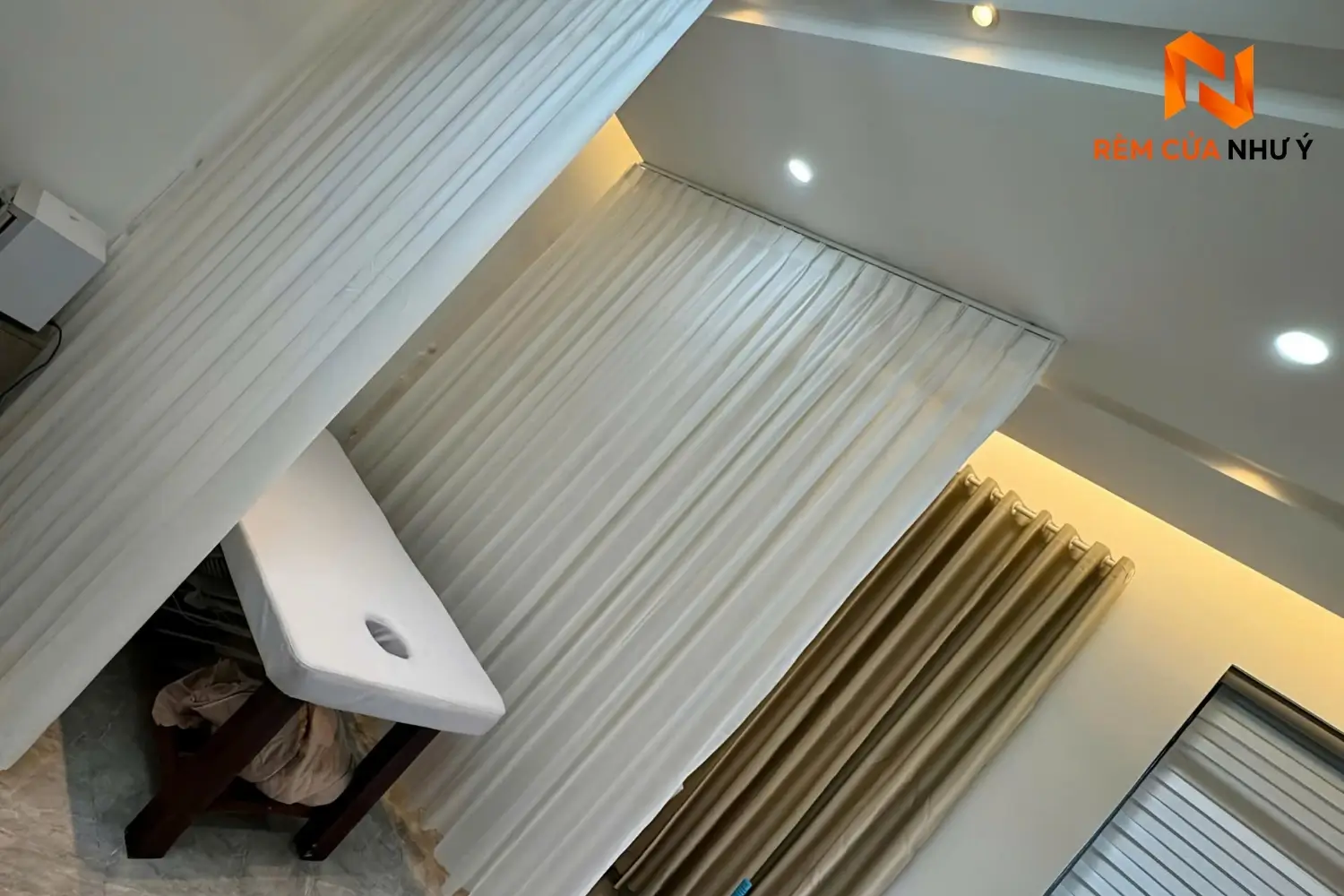 Bề mặt dệt của rèm vải NY07 mềm mịn, dày dặn, có khả năng kháng bụi và chống nhăn xước rất tốt.