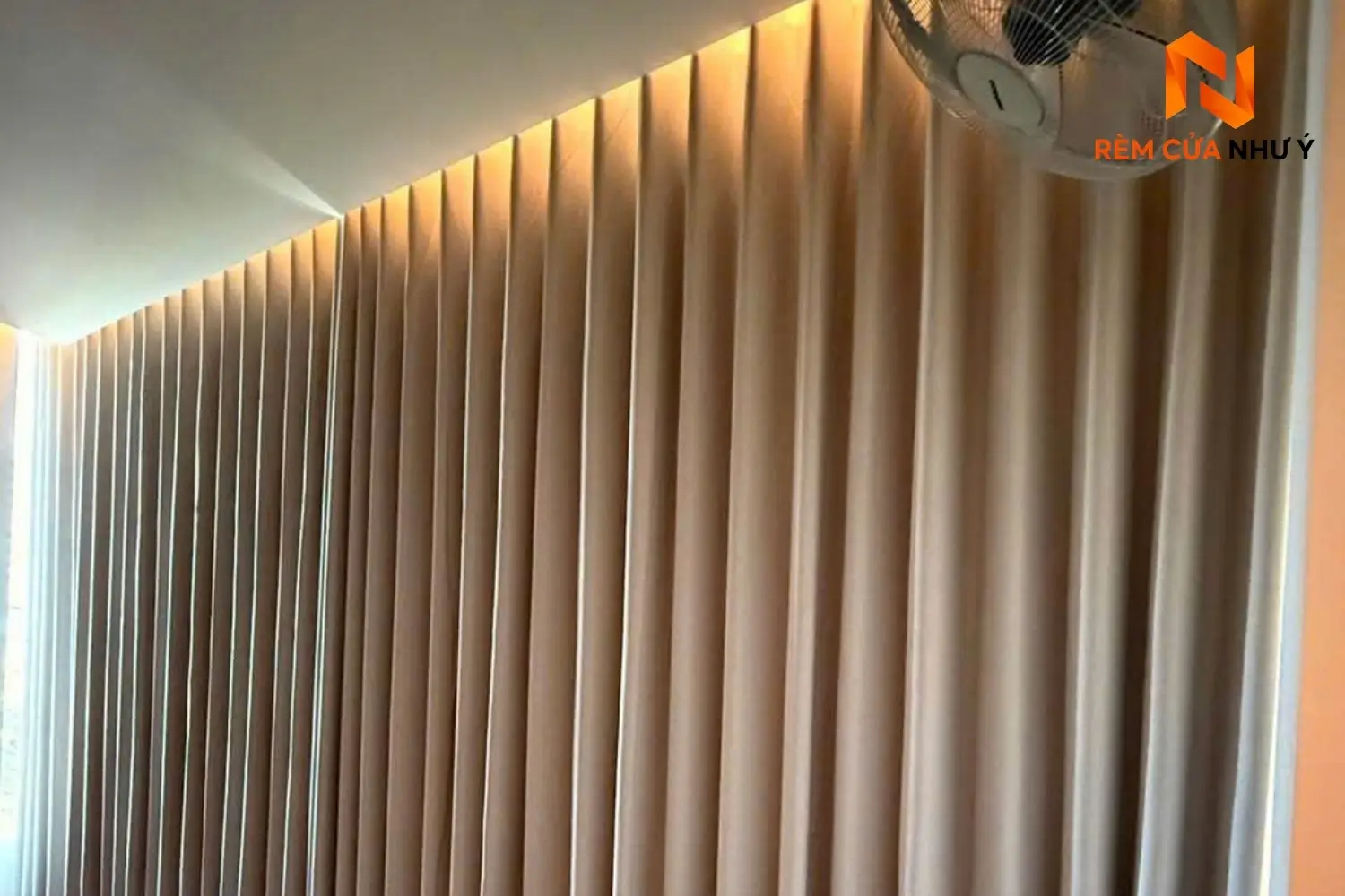 Rèm vải nhà phố NY07 cản sáng chống nắng vượt trội, tạo vẻ đẹp thanh lịch và bề thế cho phòng khách.
