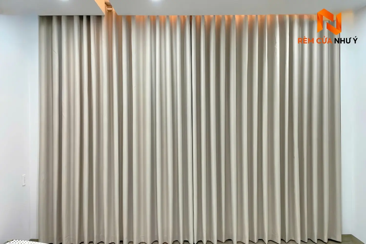 Kỹ thuật viên Như Ý Home trực tiếp đo đạc và thi công rèm vải NY07 chuẩn đẹp tại nhà phố của khách hàng.