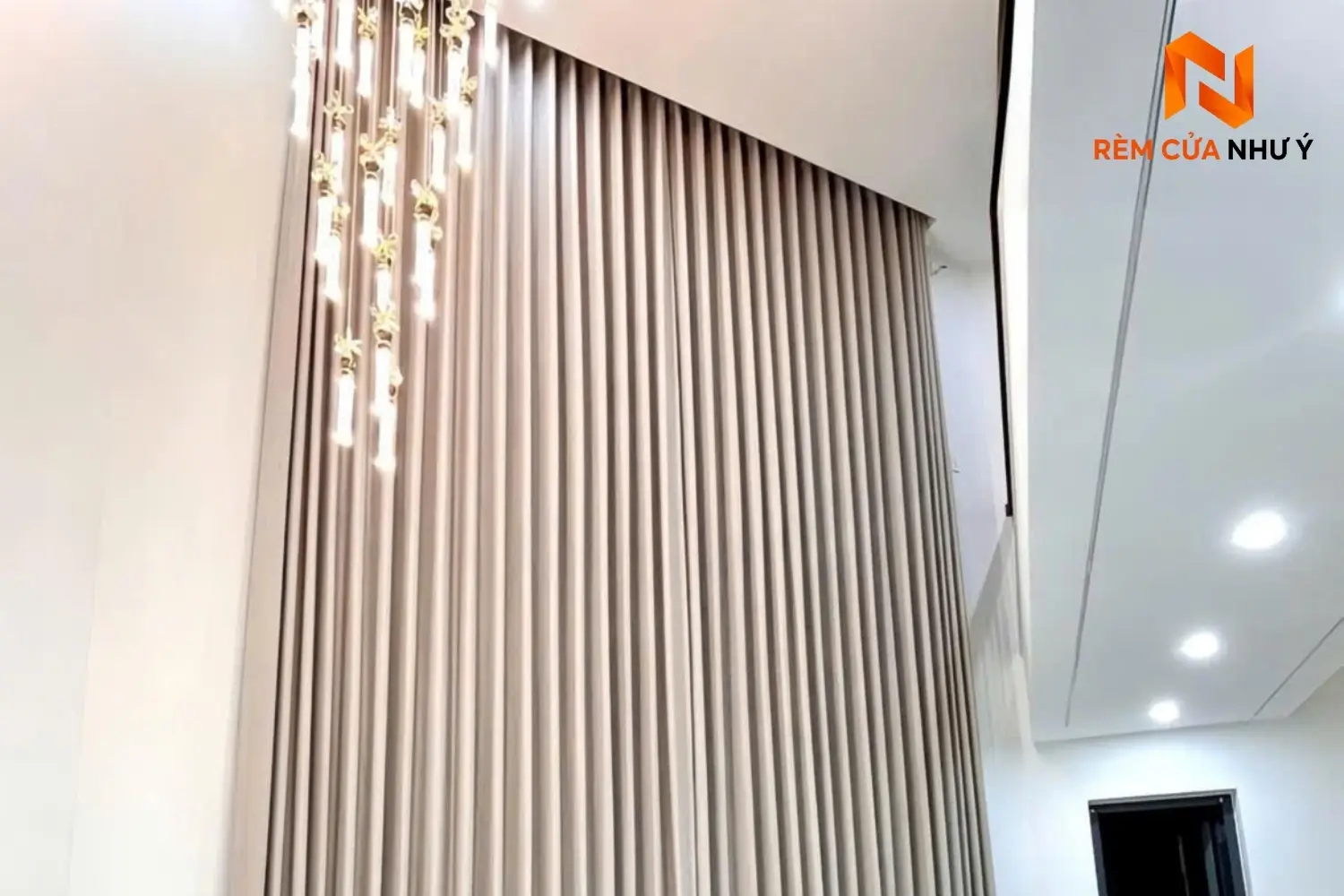 Bề mặt vải rèm NY08 mịn màng, dệt khít dày dặn, chống bám bụi bẩn và kháng khuẩn hiệu quả.
