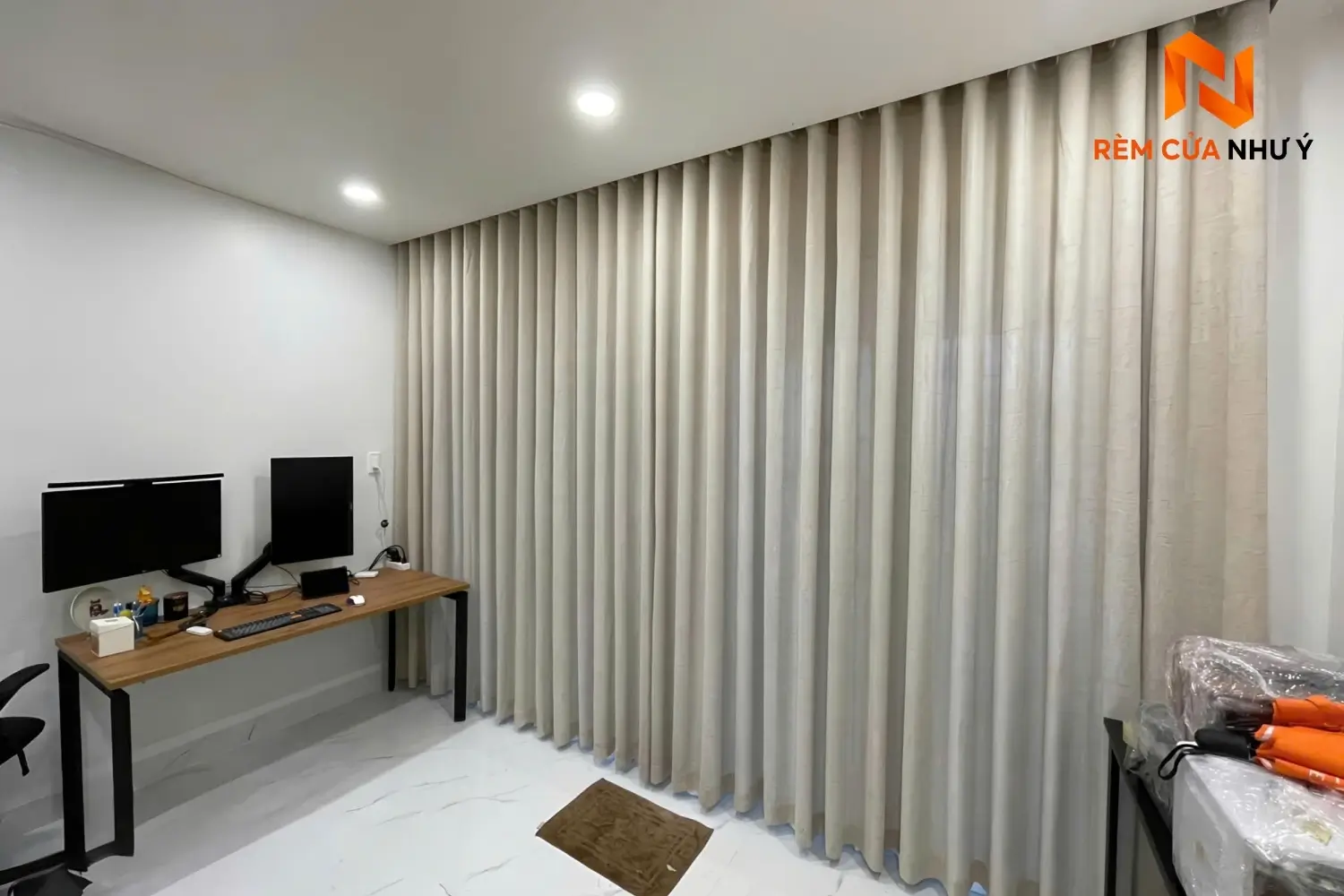 Rèm vải nhà phố NY08 cản nhiệt chống nắng vượt trội, mang lại vẻ đẹp sang trọng cho phòng khách.