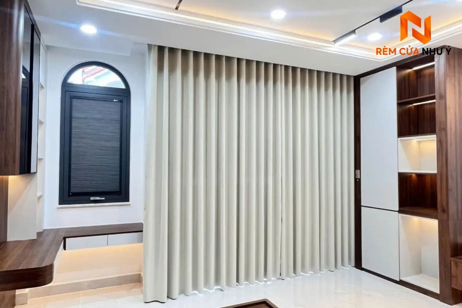 Rèm vải nhà phố NY10 cản nắng chống nhiệt vượt trội, tạo vẻ đẹp hiện đại và sang trọng cho phòng khách.