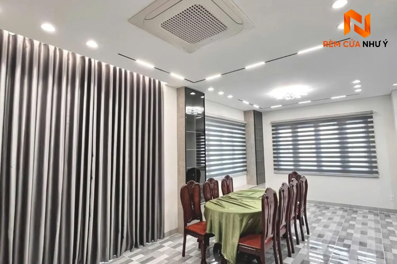 Kỹ thuật viên Như Ý Home trực tiếp đo đạc và thi công rèm vải NY10 chuẩn đẹp tại nhà phố của khách hàng.