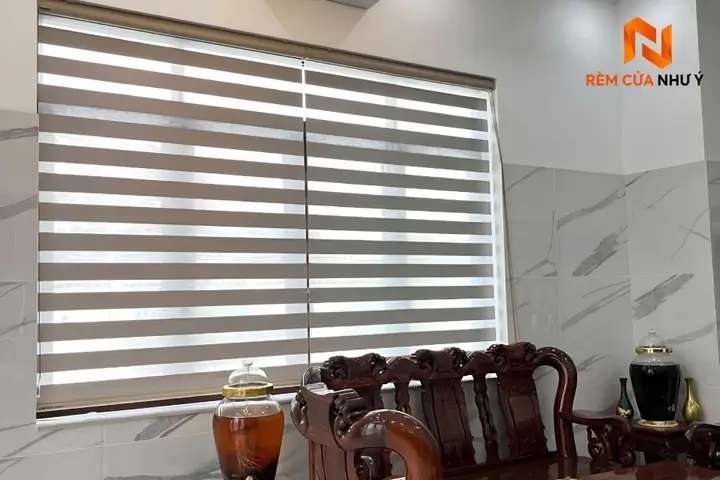 Rèm cầu vồng thiết kế hiện đại, điều chỉnh ánh sáng cho khung cửa sổ phòng làm việc.
