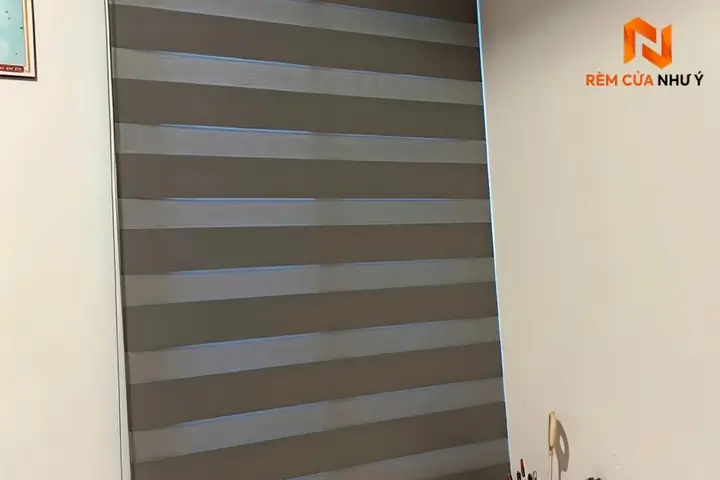 Bề mặt vải dệt đan xen lớp lưới lấy sáng của rèm cầu vồng LC 1172 mang lại ánh sáng êm dịu.